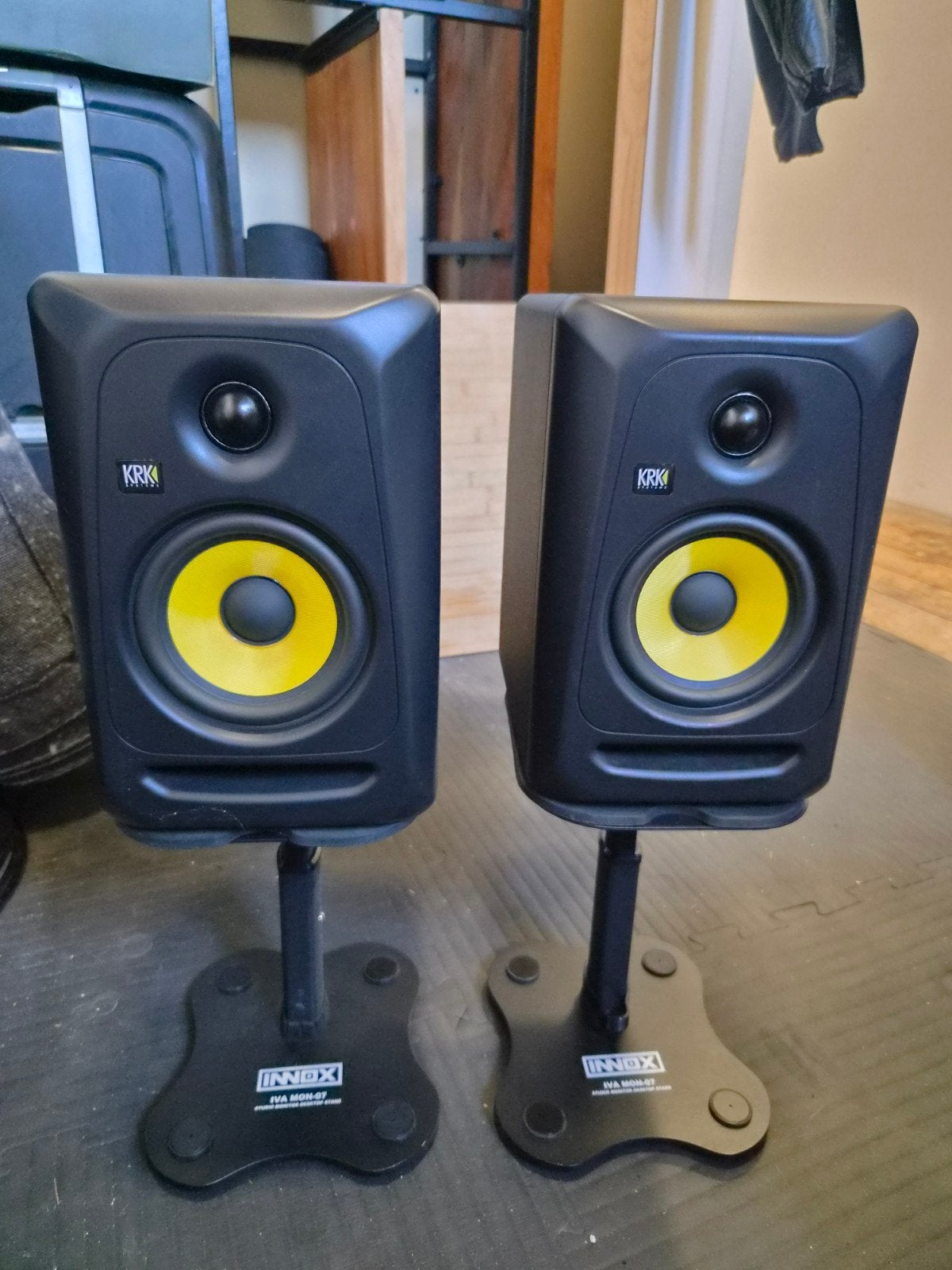 Nieuw: KRK Classic 5 Studiomonitoren met monitor statieven, Ophalen, Studiomonitor, Inclusief standaarden, Nieuw