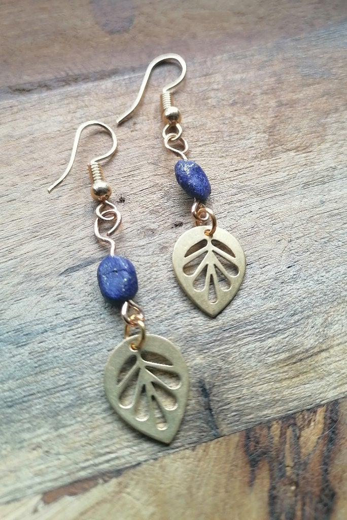 Nieuwe zelfgemaakte oorbellen goudkleurig met lapis lazuli, Overige materialen, Hangers, Nieuw, Ophalen of Verzenden