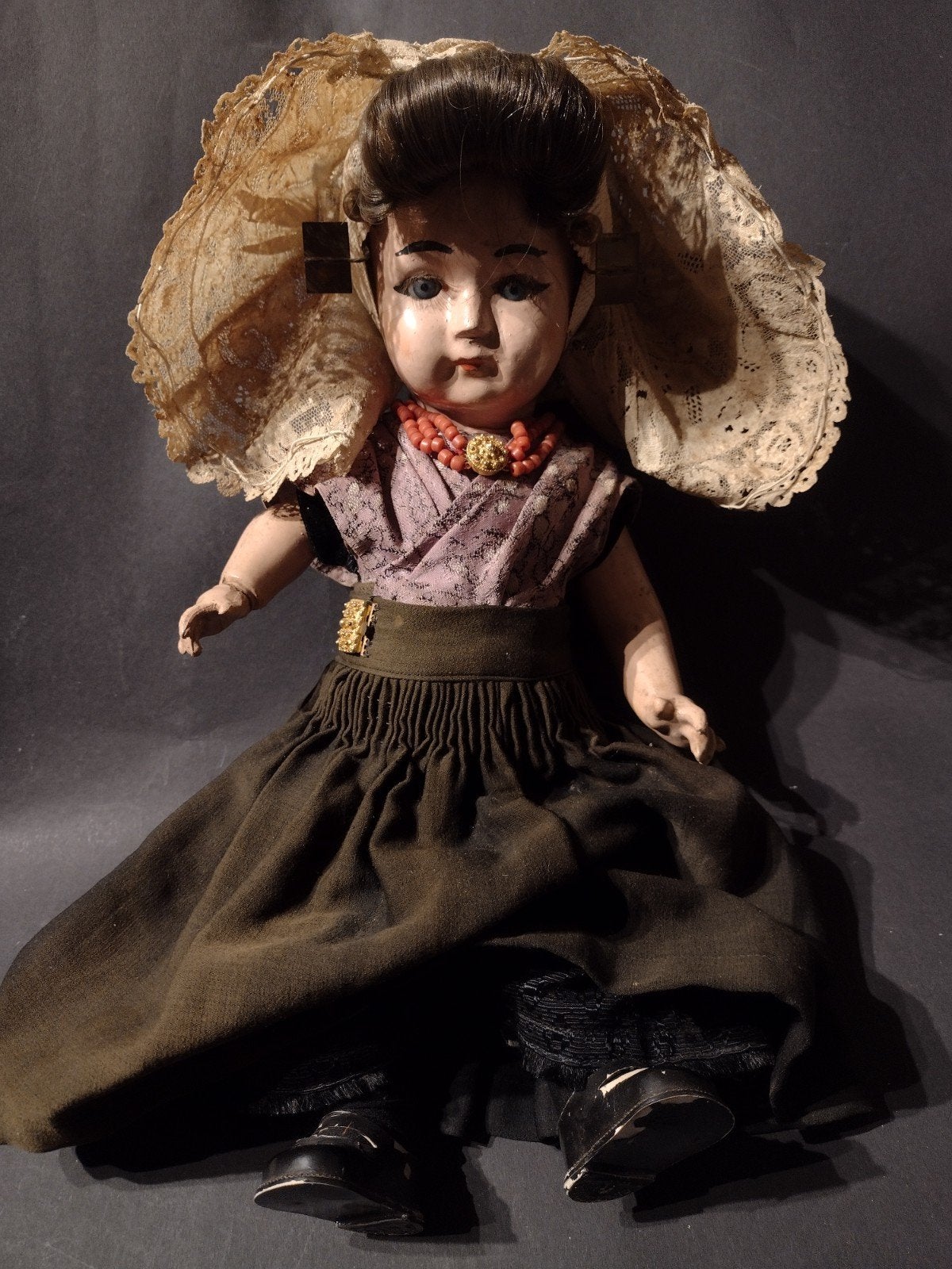antieke papier mache klederdracht pop, Antiek en Kunst, Ophalen