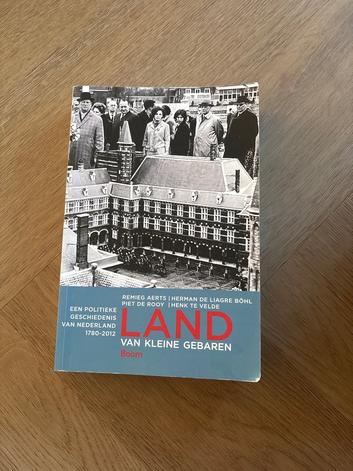 Land van Kleine Gebaren: Politieke Geschiedenis NL 1780-2012, Boeken, Geschiedenis | Vaderland, Ophalen of Verzenden, 20e eeuw of later