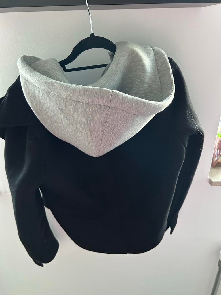 Zwart jasje met grijze capuchon, Ophalen of Verzenden, Zo goed als nieuw, Maat 38/40 (M), Zwart