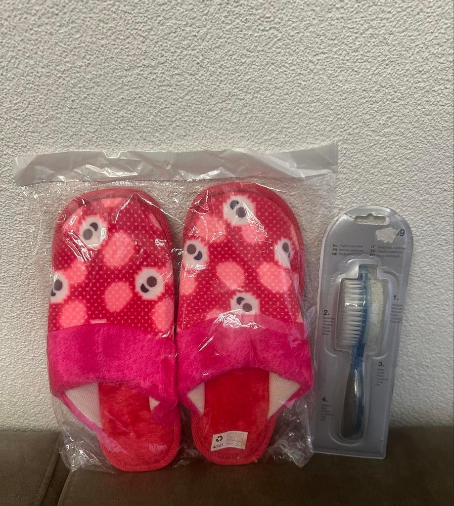 Nieuw: pantoffels maat 40/41 en pedicureborstel, Ophalen of Verzenden, Nieuw, Overige typen