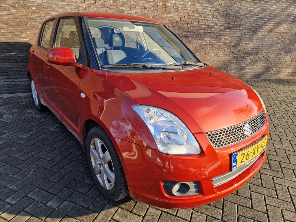 Suzuki Swift 1.3 Shogun 5 deurs airco LM velgen APK 01-2027, Auto's, Suzuki, Voorwielaandrijving, Stof, Zwart, 400 kg