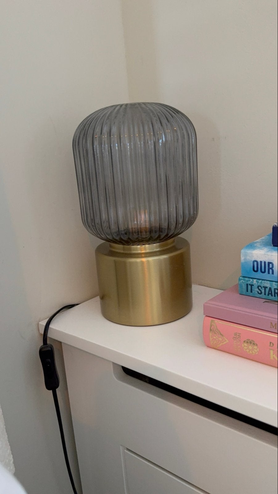 Moderne tafellamp met geribbeld glas en gouden voet, Ophalen, Met schakelaar, Grijs, Modern