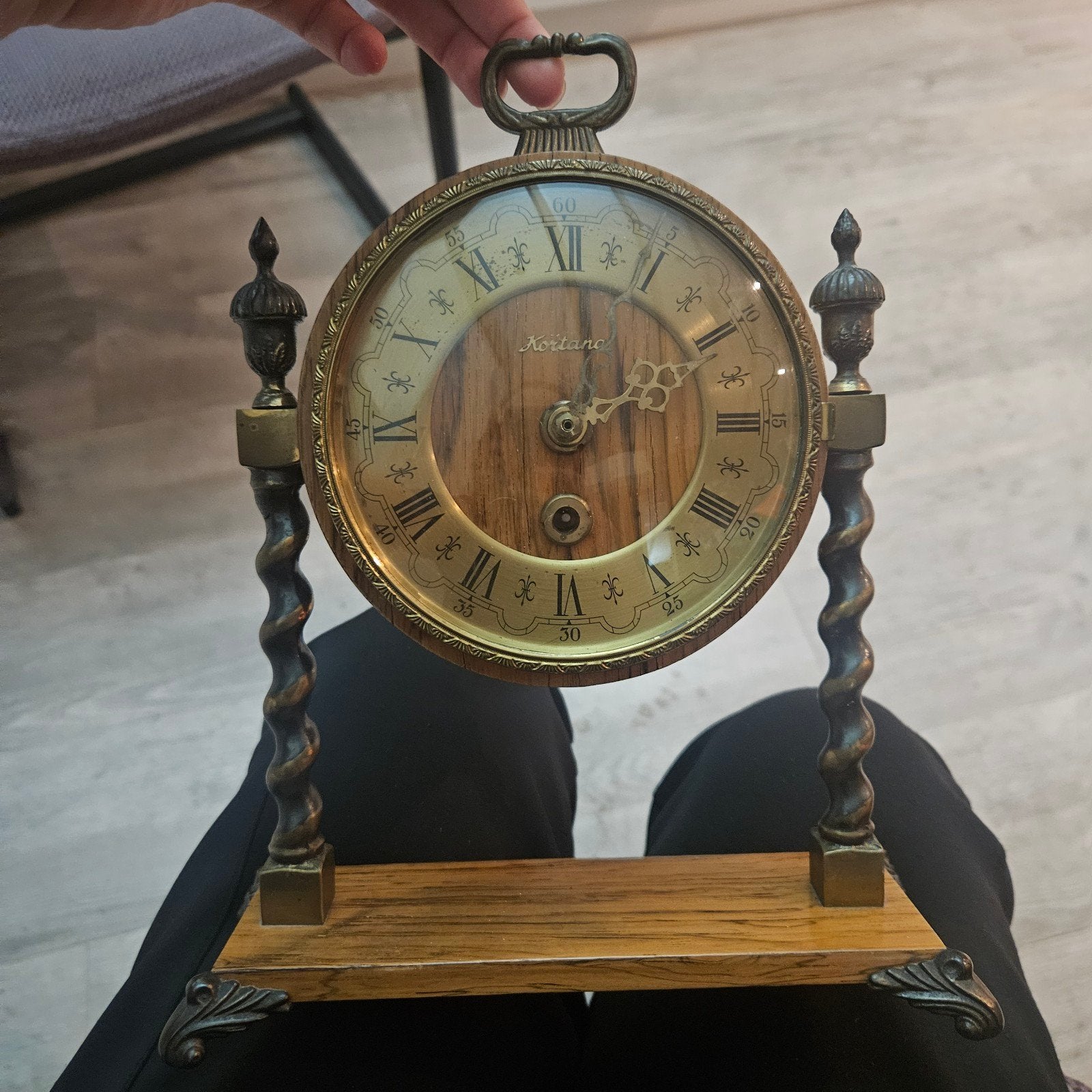 Antieke pillar clock Kortana tafelklok met houten en messing, Ophalen of Verzenden