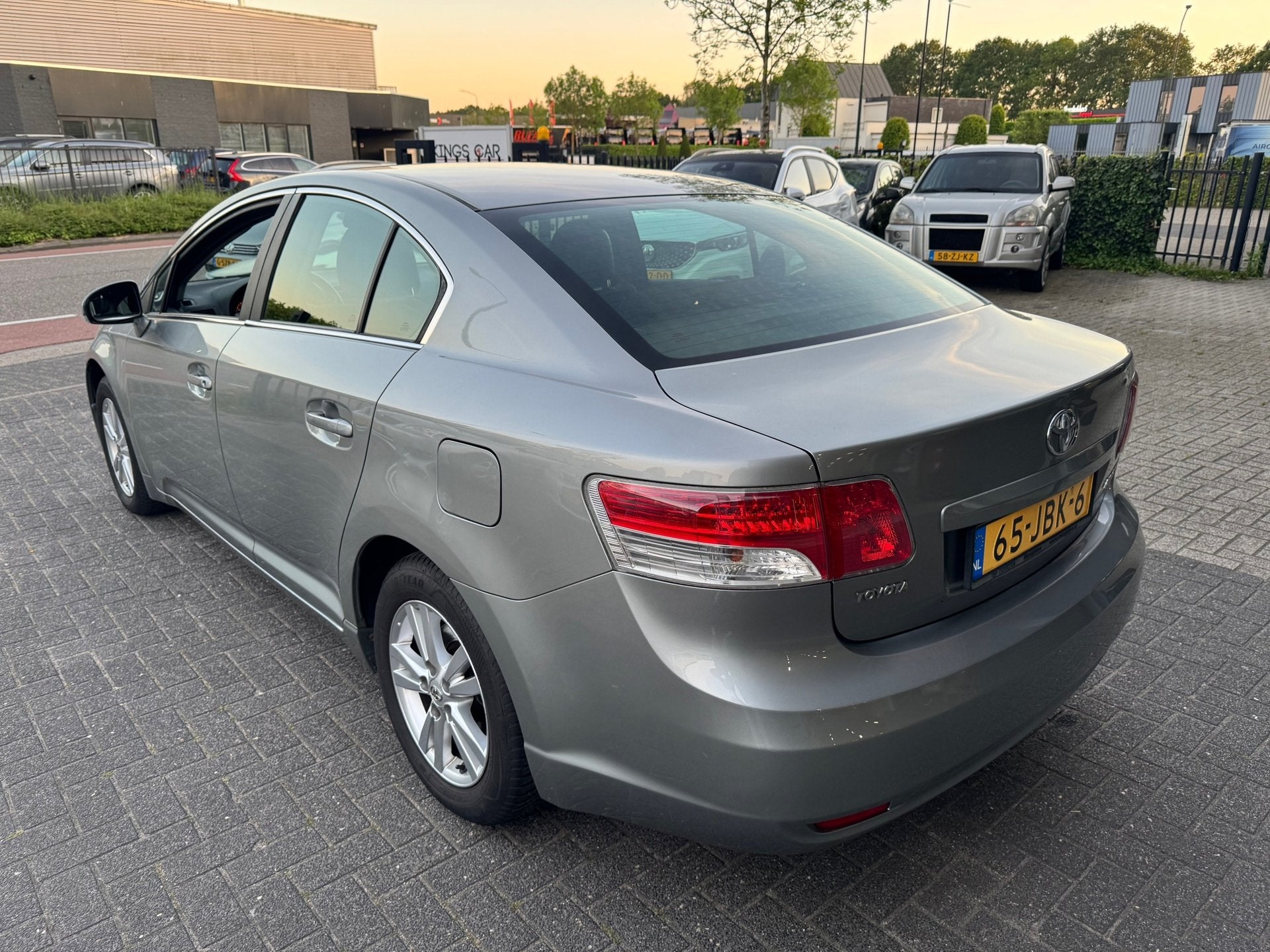 Toyota Avensis 1.8 VVTi Dynamic CLIMA CRUISE DEALER ONDERHOU, Auto's, Toyota, Voorwielaandrijving, Dealer onderhouden, 15 km/l
