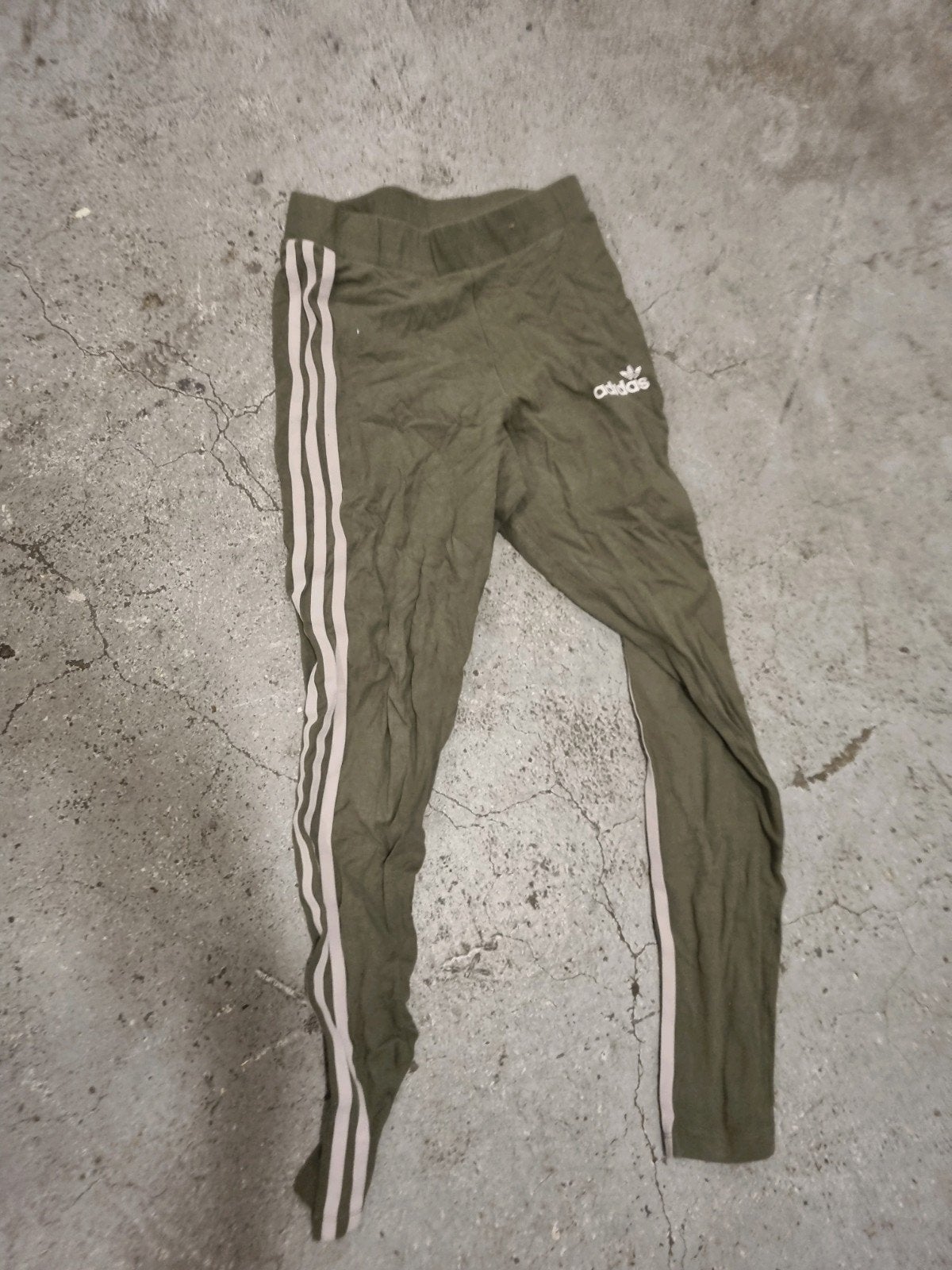 olijfgroene Adidas Essentials 3-Stripes legging S, Ophalen of Verzenden, Zo goed als nieuw, Zwart, Legging