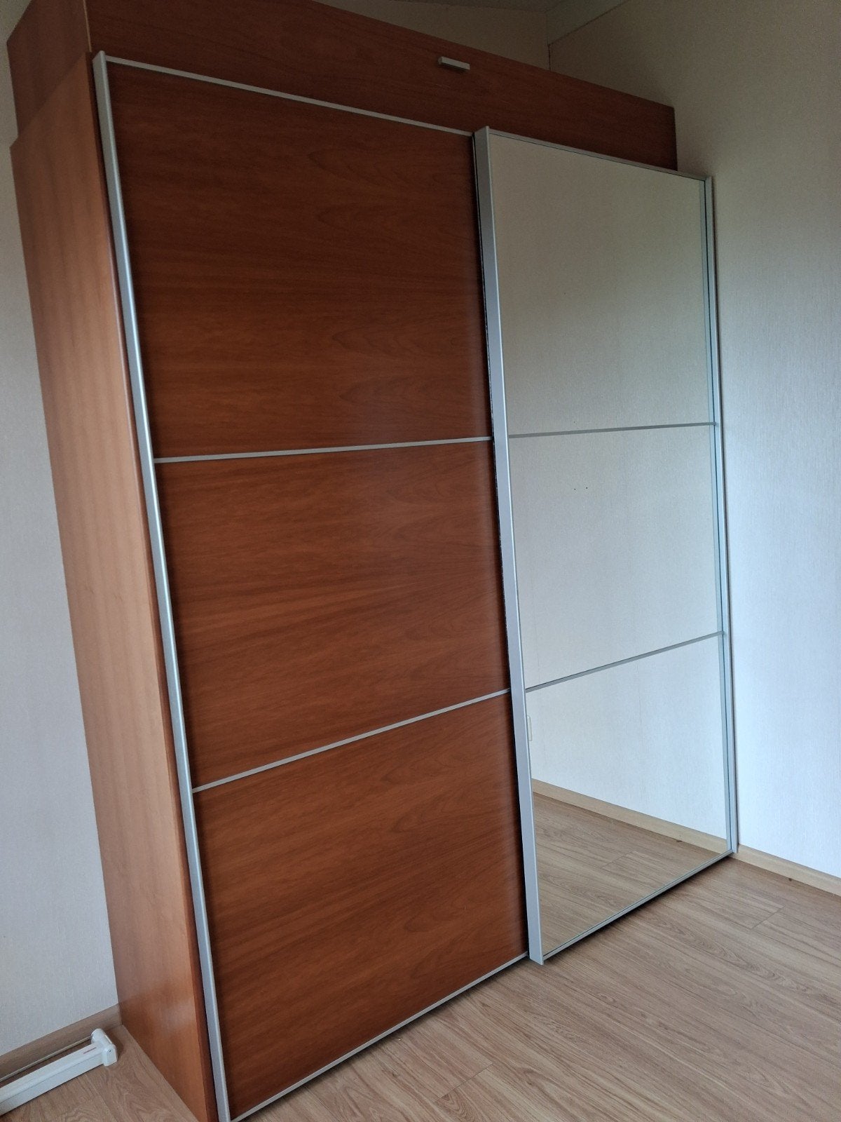 Gratis grote linnenkast met schuifdeuren, Met deur(en), Gebruikt, 200 cm of meer, 200 cm of meer