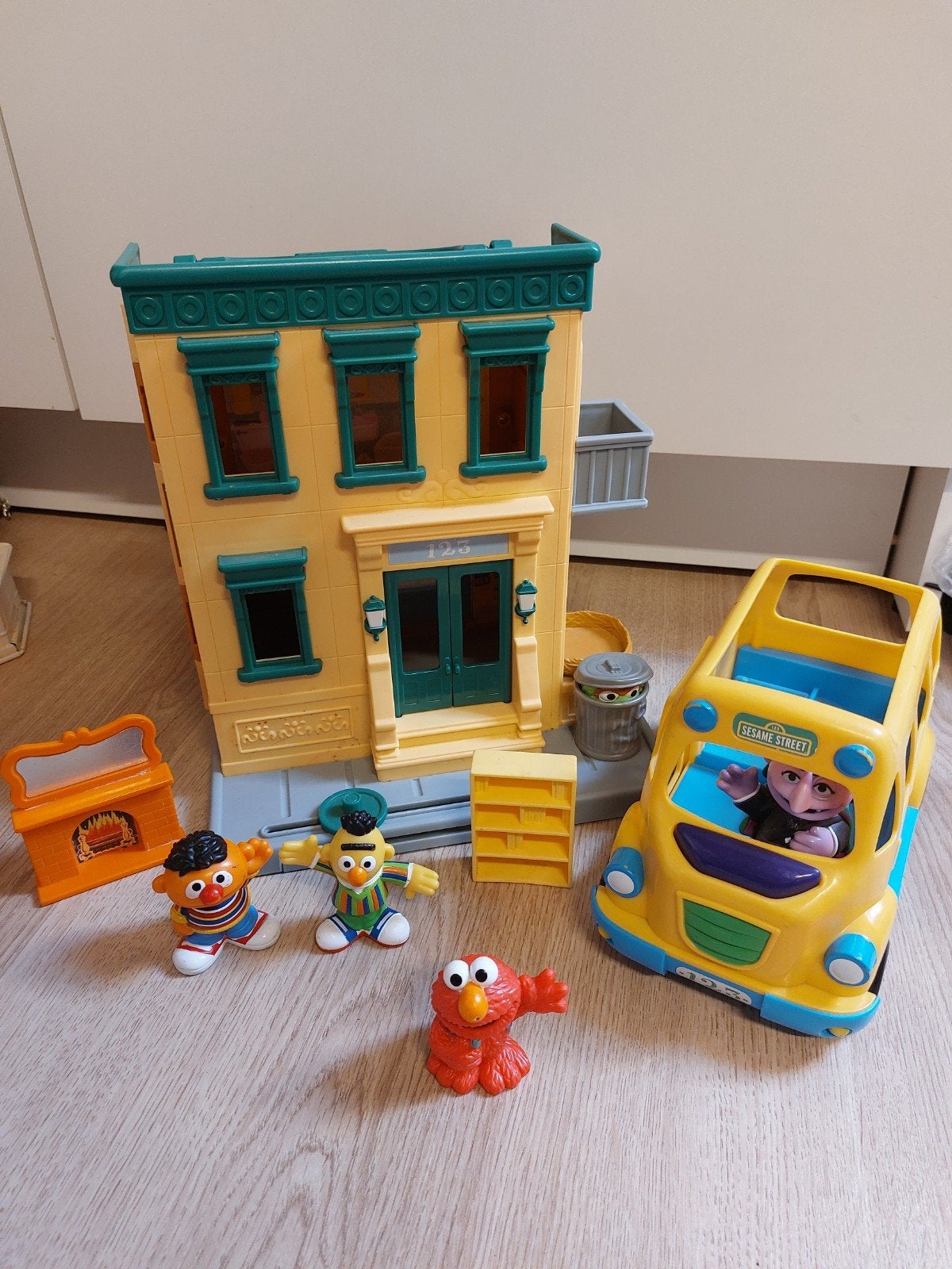 Sesamstraat huis met bus hooper's store, Kinderen en Baby's, Speelgoed | Fisher-Price, Speelset, Ophalen of Verzenden
