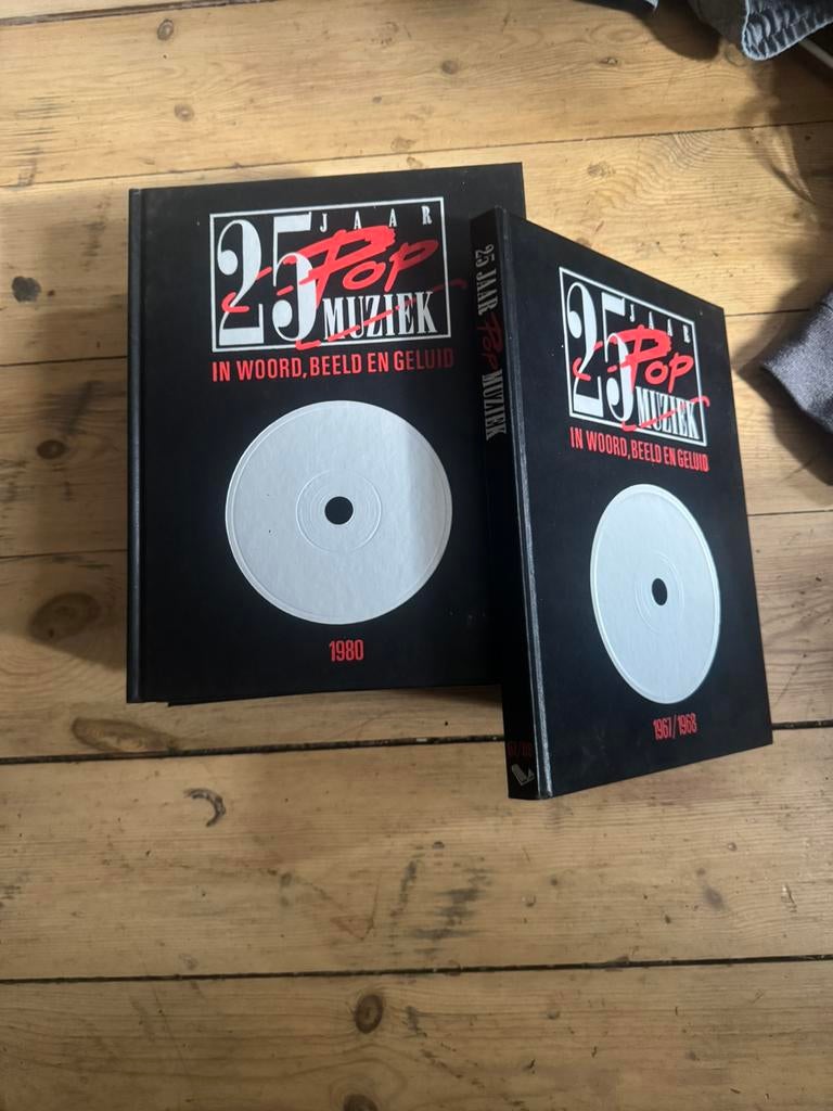 25 jaar popmuziek in woord beeld en geluid. 8 boeken, Boeken, Ophalen of Verzenden, Zo goed als nieuw