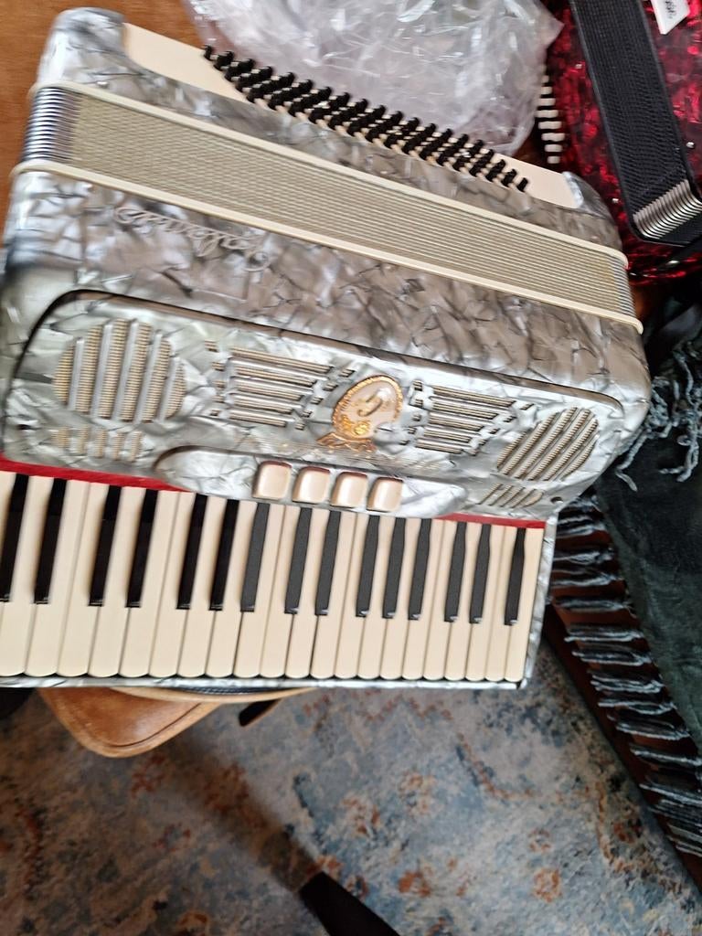 Accordeon merk Galanti bijna 70 jaar oud. 80 bassen 4 koren, Muziek en Instrumenten, Overige merken, Gebruikt, 80-bas, Met koffer