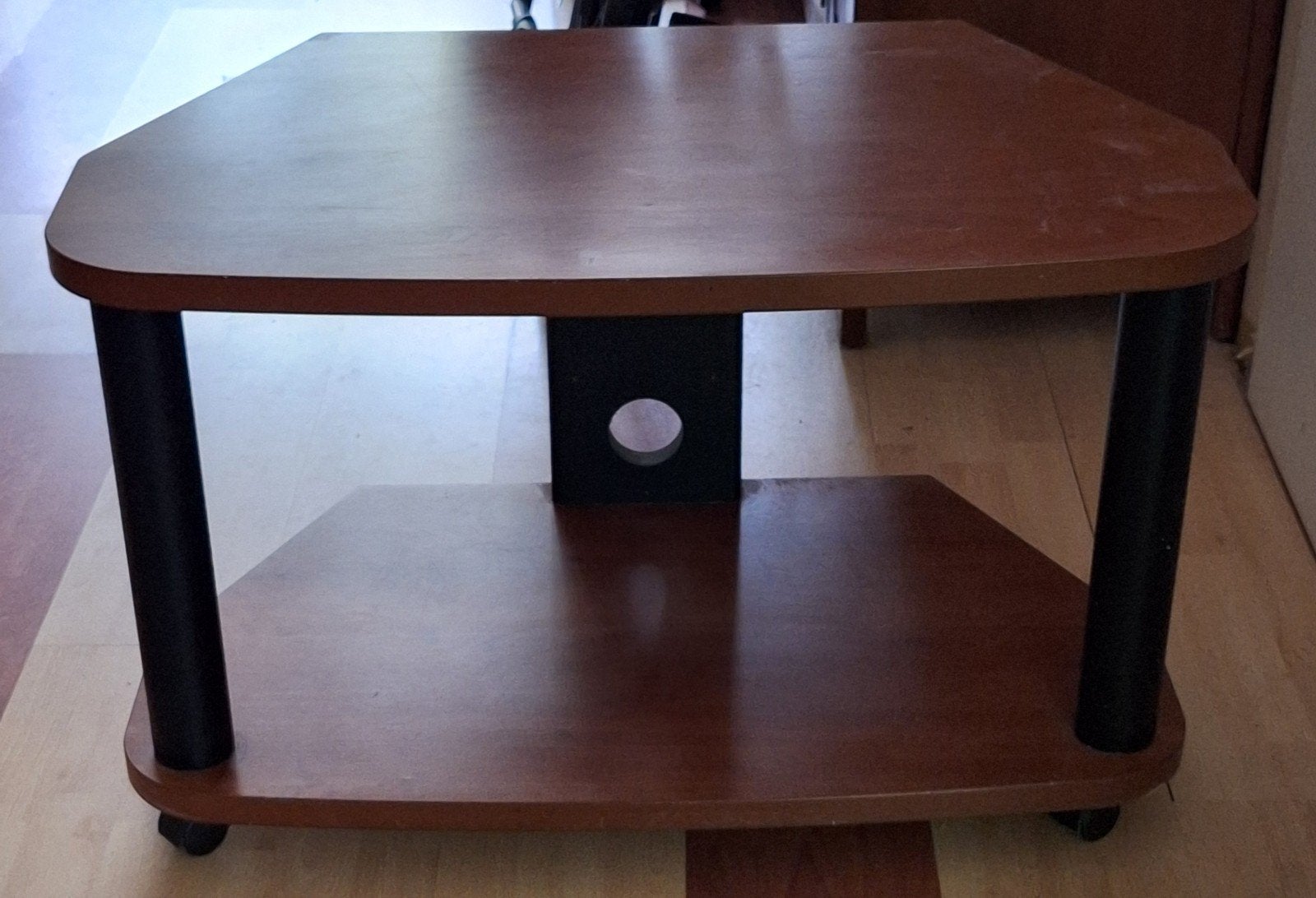Compacte houten hoek TV meubel met wieltjes, Huis en Inrichting, Ophalen, Gebruikt, Vintage, 50 tot 100 cm