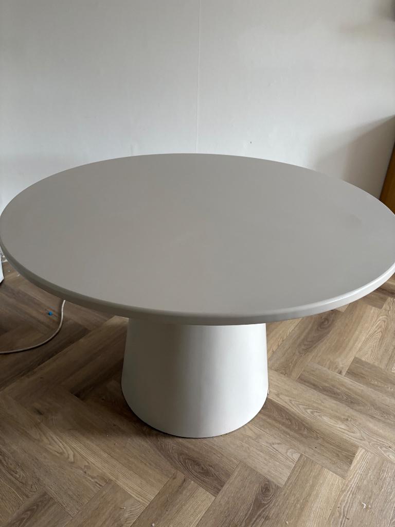 Ronde eettafel met kleine beschadiging, Overige materialen, Rond, Ophalen of Verzenden, Zo goed als nieuw