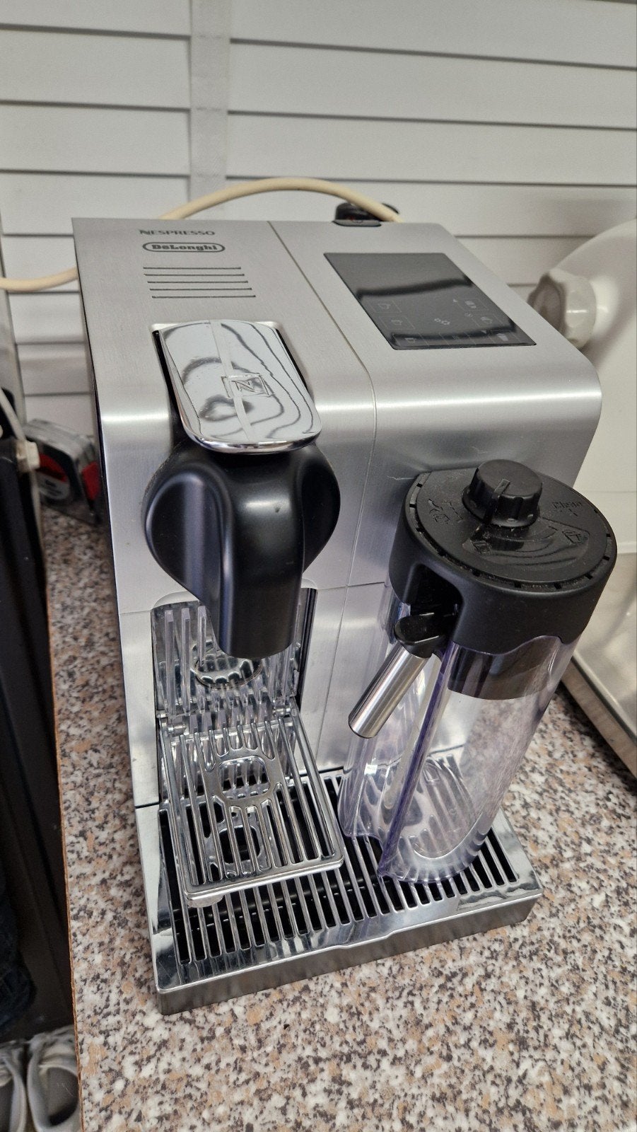 Nespresso De'Longhi Lattissima met stoompijpje, Stoompijpje, Koffiepads en cups, Gebruikt, Koffiemachine