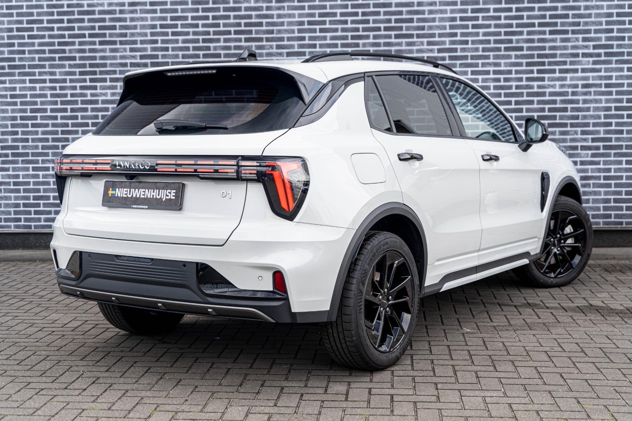 Lynk & Co 01 Plug-in Hybrid 1.5 Core Black Edition | GRATIS, Auto's, 4 cilinders, Alcantara, Wit, Bedrijf