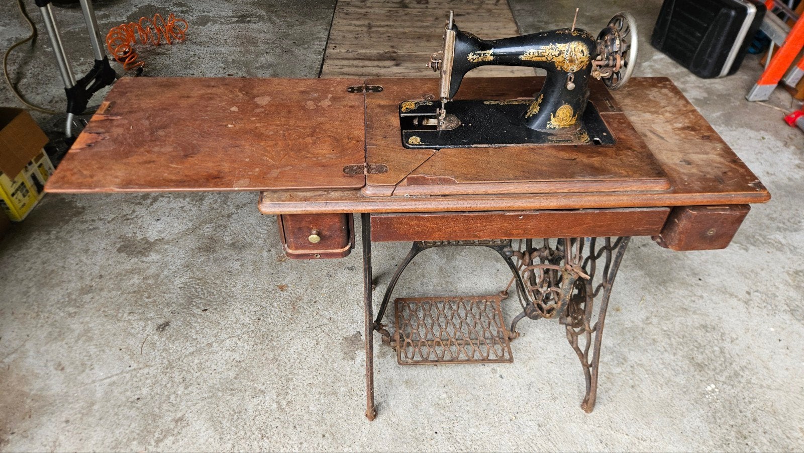 Antieke Singer Naaimachine met Tafel - Decoratief, Antiek en Kunst, Antiek | Naaimachines, Ophalen of Verzenden