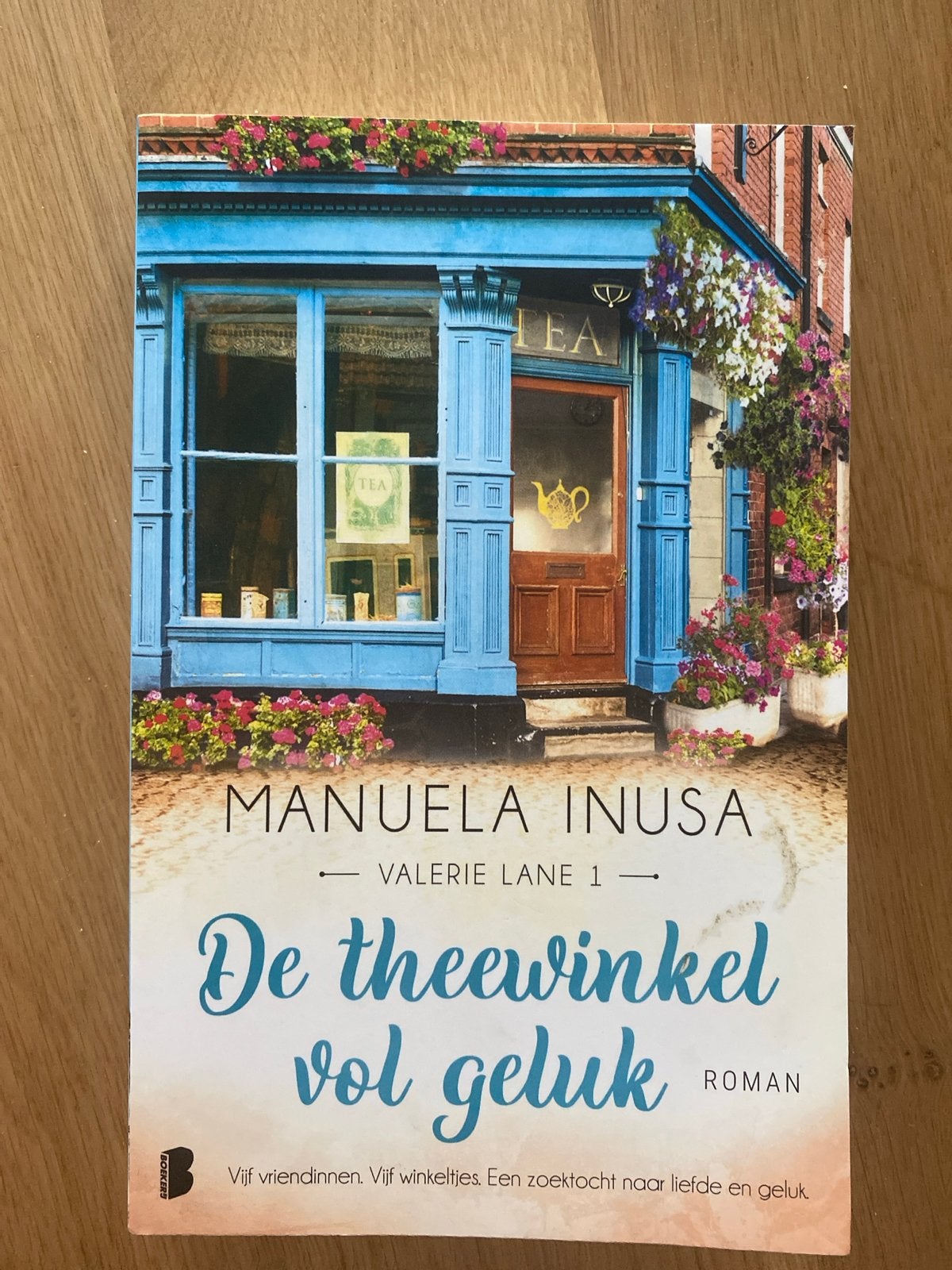 De theewinkel vol geluk - Manuela Inusa (Roman), Ophalen of Verzenden, Zo goed als nieuw, Nederland