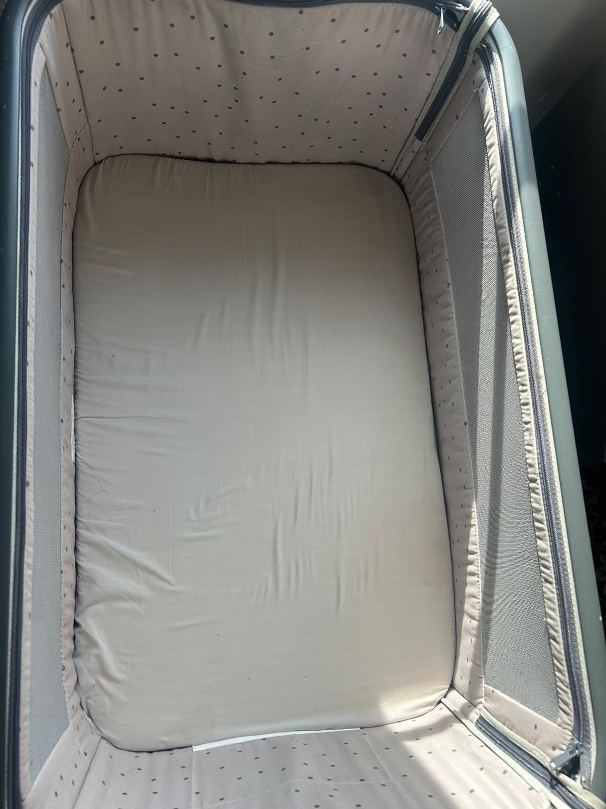 Tutti Bambini CoZee Bedside Crib - co sleeper, Ophalen of Verzenden, Zo goed als nieuw, Wieg