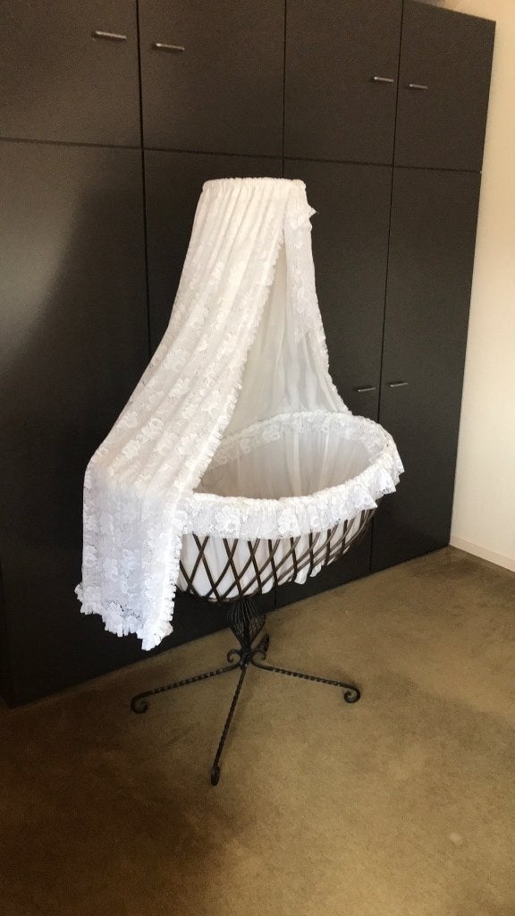Vintage rotan wieg met smeedijzeren onderstel en dwarspiek, Ophalen of Verzenden, Zo goed als nieuw, Wieg