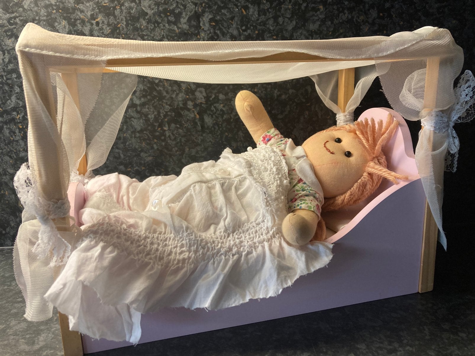 Houten hemebed met stoffen popje van BIGJIGS, Ophalen, Zo goed als nieuw, Ontdekken
