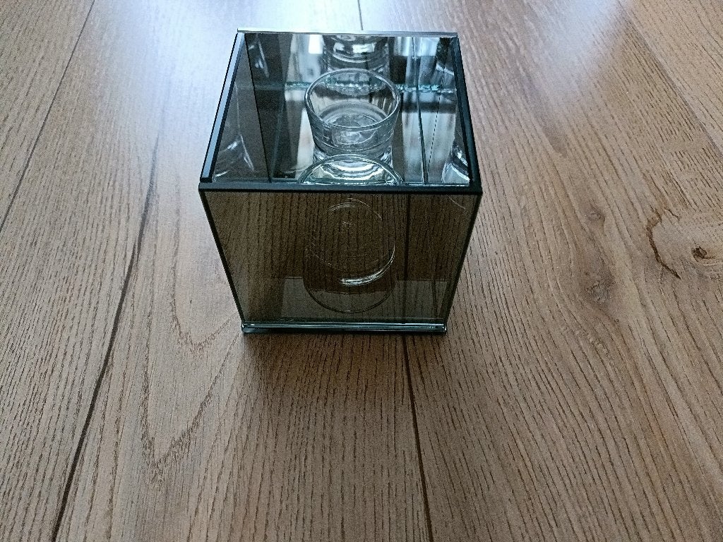 Een vierkante spiegelglas "Thee-licht" houder., 9 cm, Overige merken, Waxinelichthouder, Ophalen of Verzenden