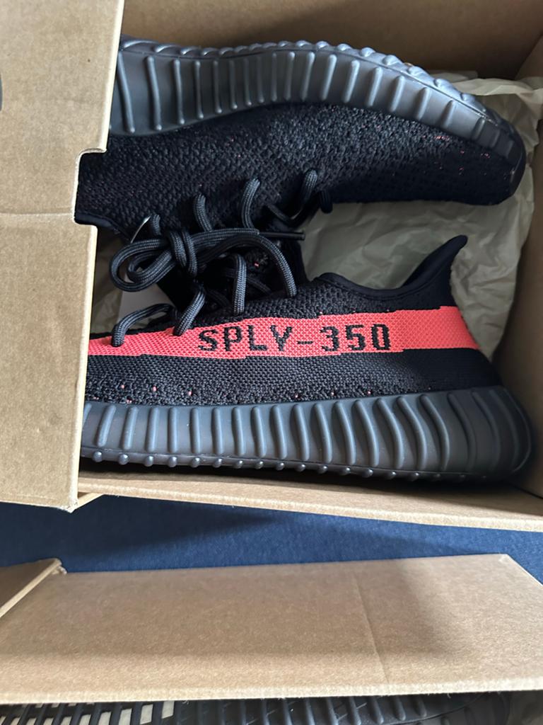 Adidas Yeezy Boost 350 V2 Core Black Red, Kleding | Heren, Schoenen, Ophalen of Verzenden, Zo goed als nieuw, Zwart, Sneakers of Gympen