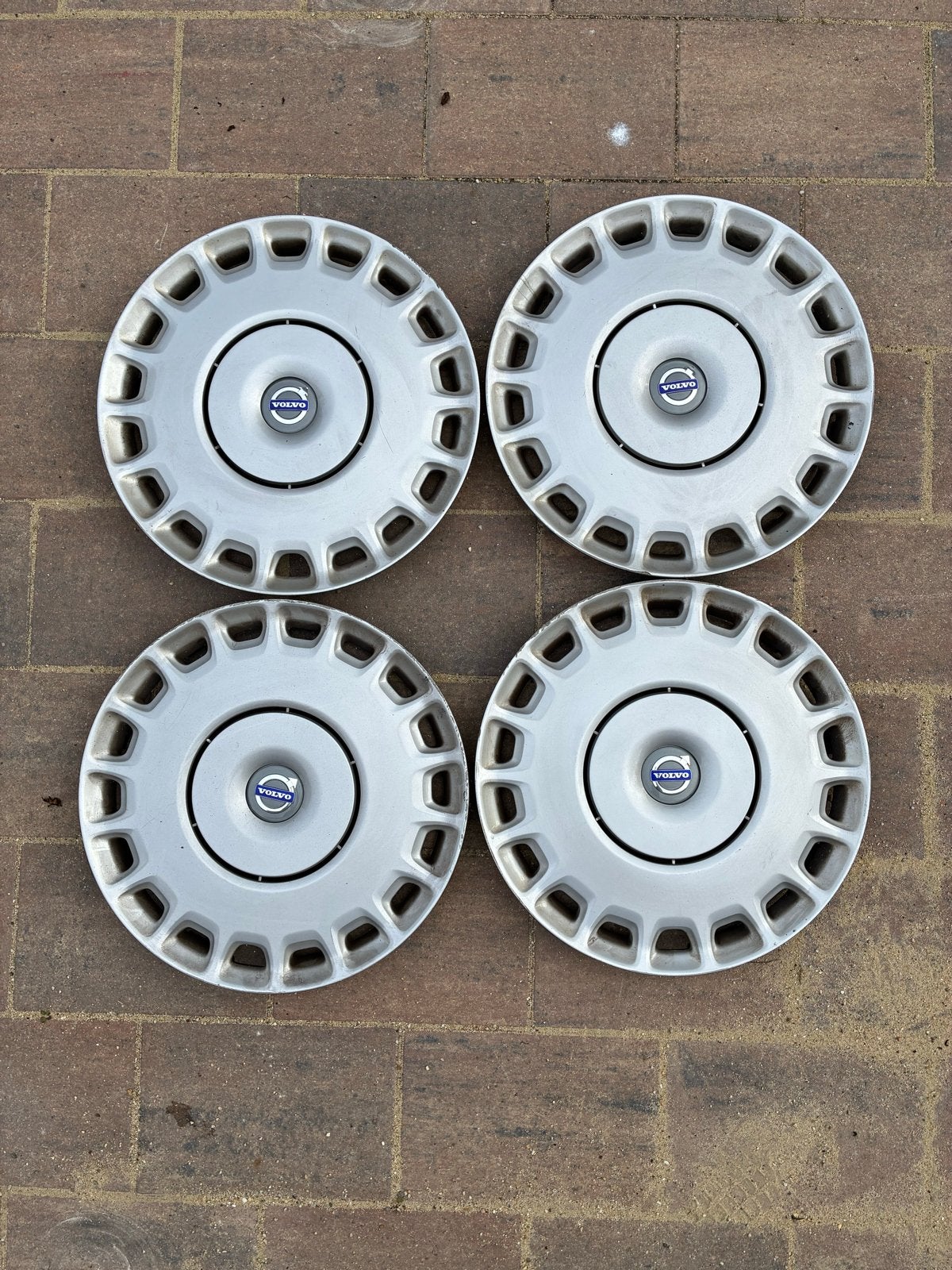 Originele 16" Volvo wieldoppen - Lichte gebruikssporen, Ophalen of Verzenden, Gebruikt