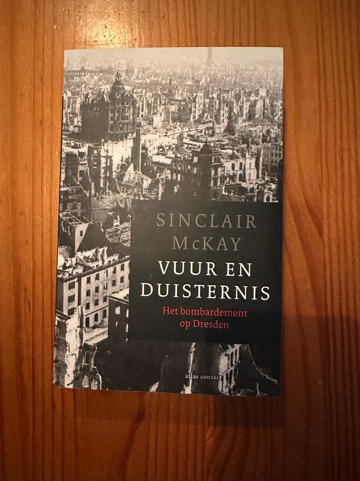 Vuur en Duisternis: Het bombardement op Dresden, Ophalen of Verzenden, 20e eeuw of later, Zo goed als nieuw
