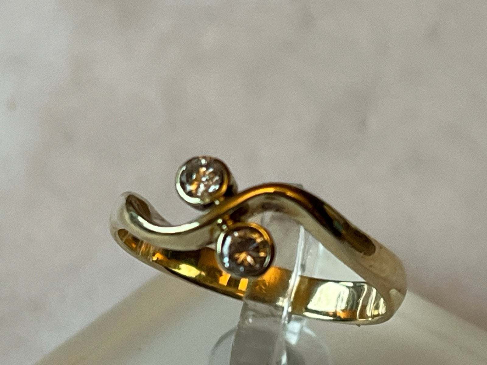 Gouden ring met 2 heldere diamanten - 14 CT - Maat 17,75, Verzenden, Zo goed als nieuw, 17 tot 18, Met edelsteen