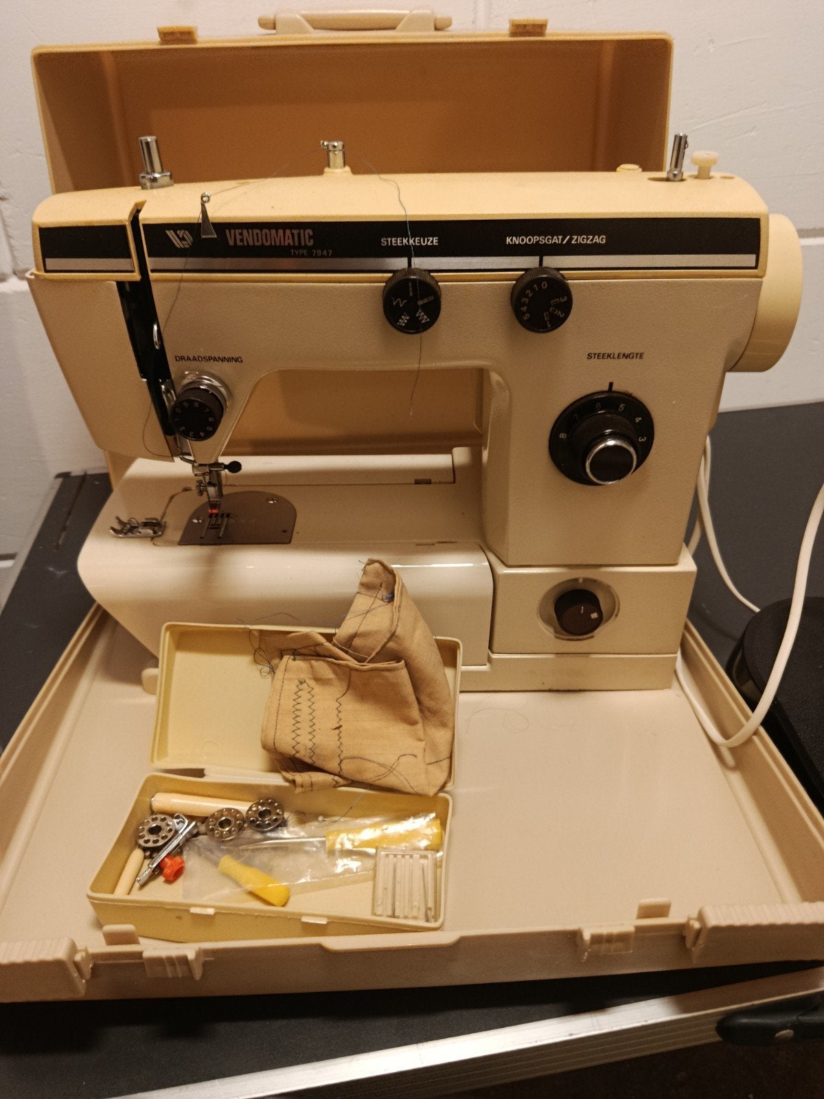 Vendomatic Naaimachine Type 7947 met accessoires, Ophalen of Verzenden, Gebruikt, Naaimachine, Overige merken