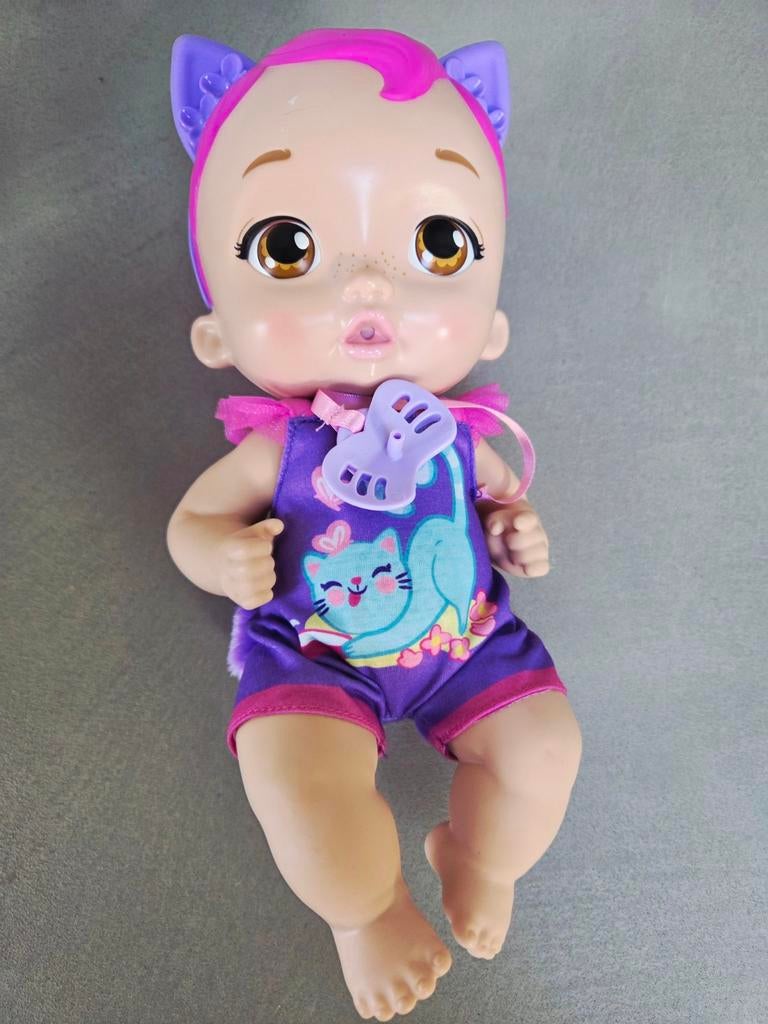 Cry Babies pop met paarse kleding en speen, Kinderen en Baby's, Speelgoed | Poppen, Ophalen of Verzenden, Zo goed als nieuw, Babypop