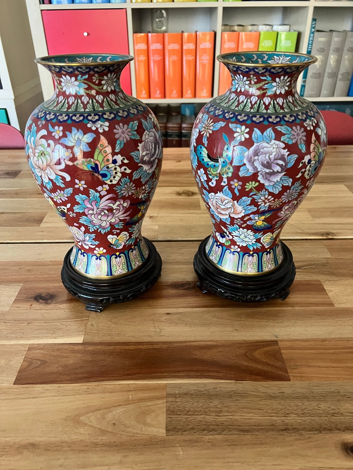 Prachtig paar Cloisonné vazen met bloemen en vlinders, Ophalen of Verzenden