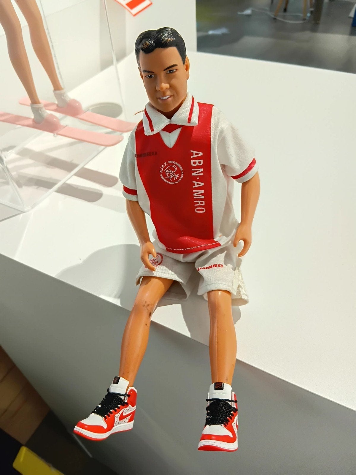 Ken (Barbie) pop in Ajax tenue (Jari Limaanen), Ophalen of Verzenden, Zo goed als nieuw, Ajax