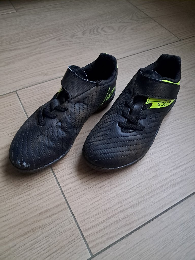 K324 Zwarte voetbalschoenen Kipsta maat 32, Kipsta, Ophalen of Verzenden, Zo goed als nieuw, Jongen of Meisje