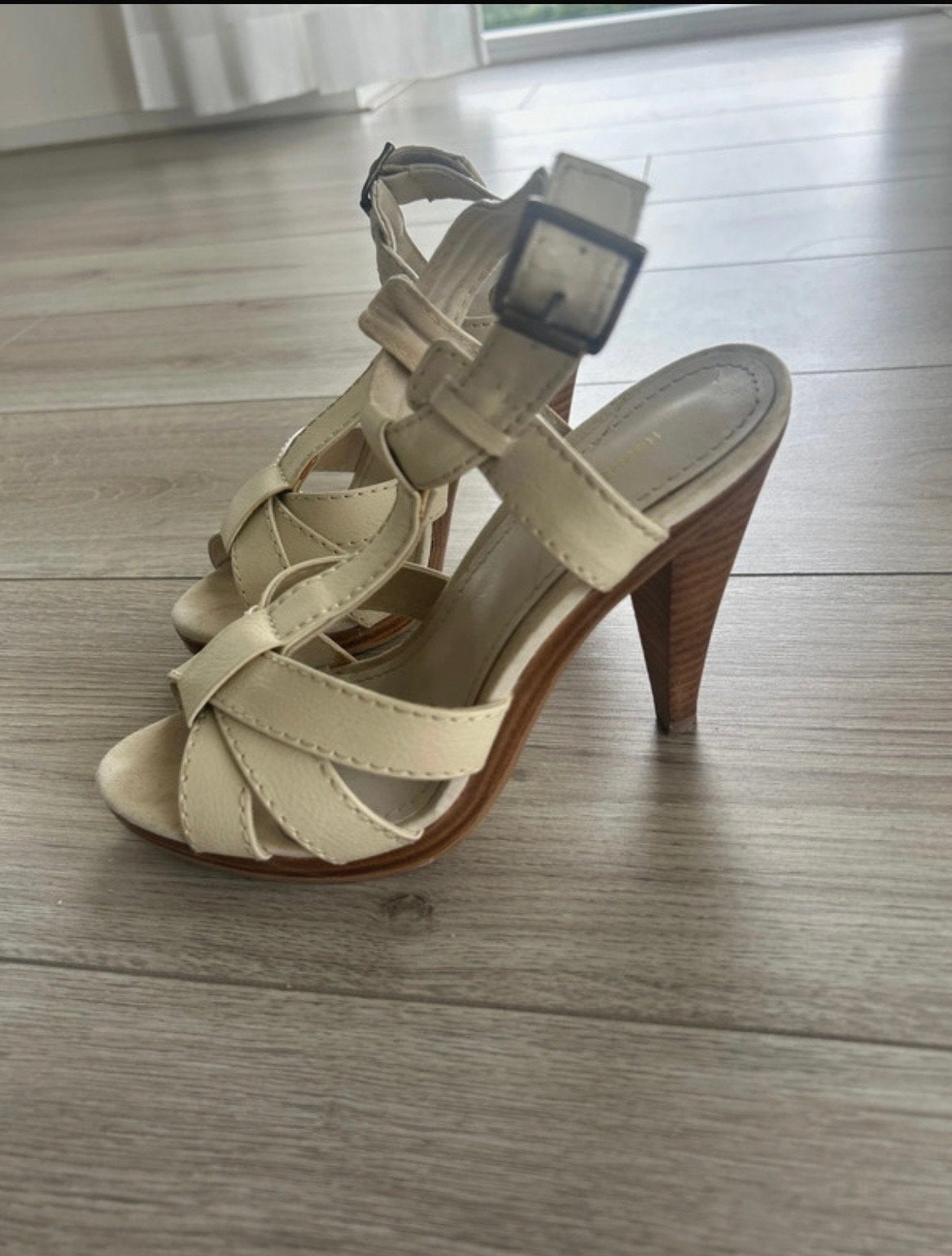 Gratis beige off white sandalen maat 37, Ophalen, Gedragen, Beige, Sandalen of Muiltjes