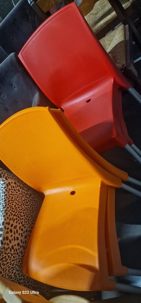 Oranje en rode kunststof stoelen, Ophalen of Verzenden, Rood, Kunststof, Twee