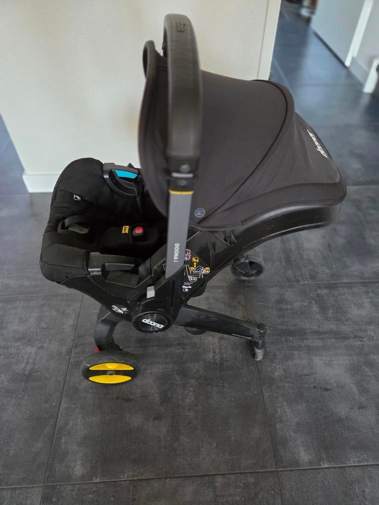 Doona i autostoel en kinderwagen in één, Overige merken, Autogordel of Isofix, Zo goed als nieuw, 0 t/m 13 kg