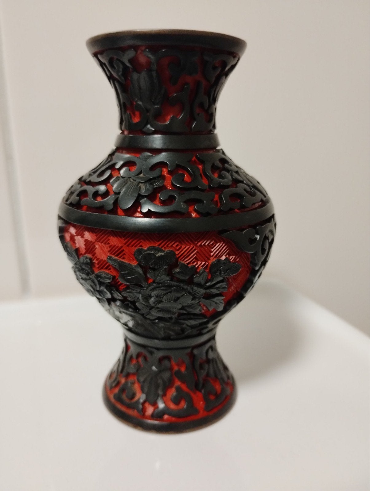 Oud chinees cinnabar blauw enamel koper rood zwart vaasje, Ophalen of Verzenden