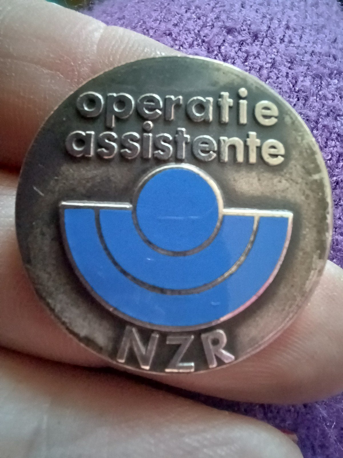 Verzilverd speldje Operatie Assistente NZR, Sieraden, Tassen en Uiterlijk, Overige materialen, Gebruikt, Minder dan 4 cm, Ophalen of Verzenden