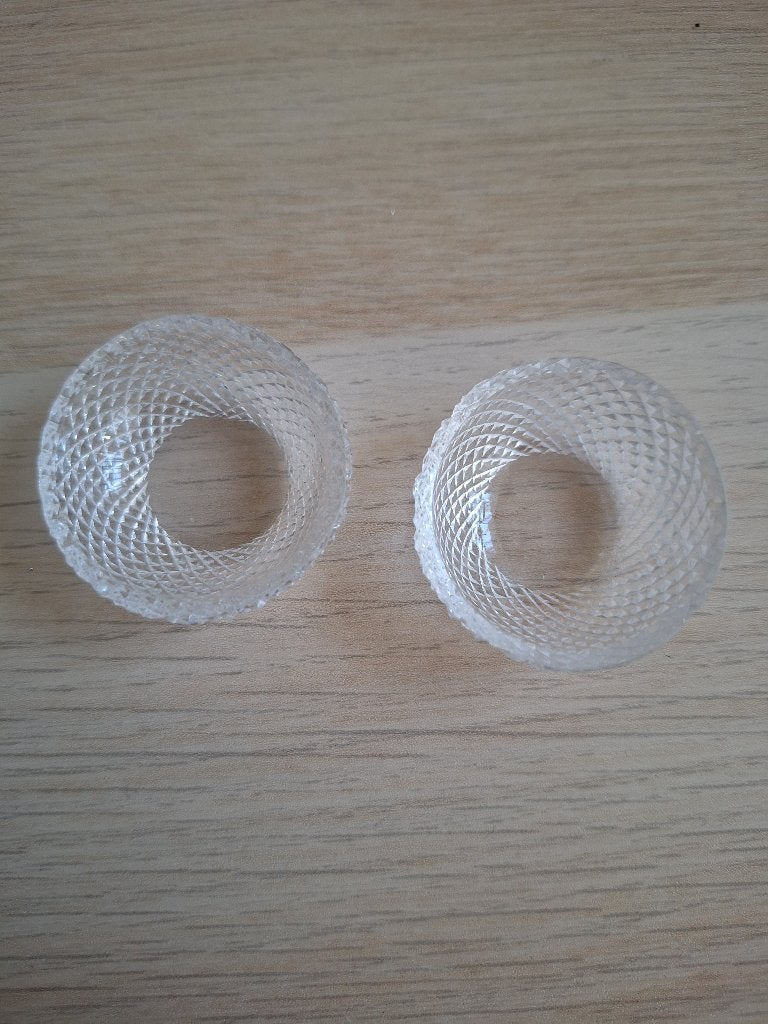 2 kleine kristallen (bakjes, diamantslijpsel, 4 cm doorsnede, Ophalen of Verzenden