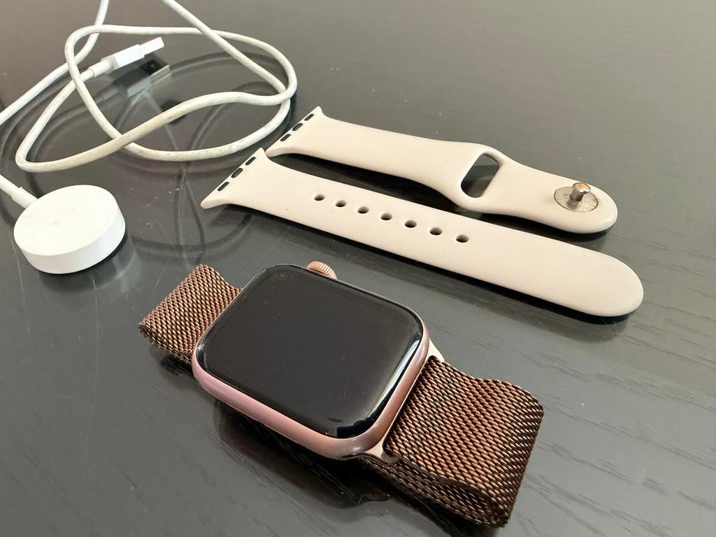 Apple Watch Series 4 40mm - Roségoud met extra bandjes, Sieraden, Tassen en Uiterlijk, Smartwatches, IOS, Ophalen of Verzenden