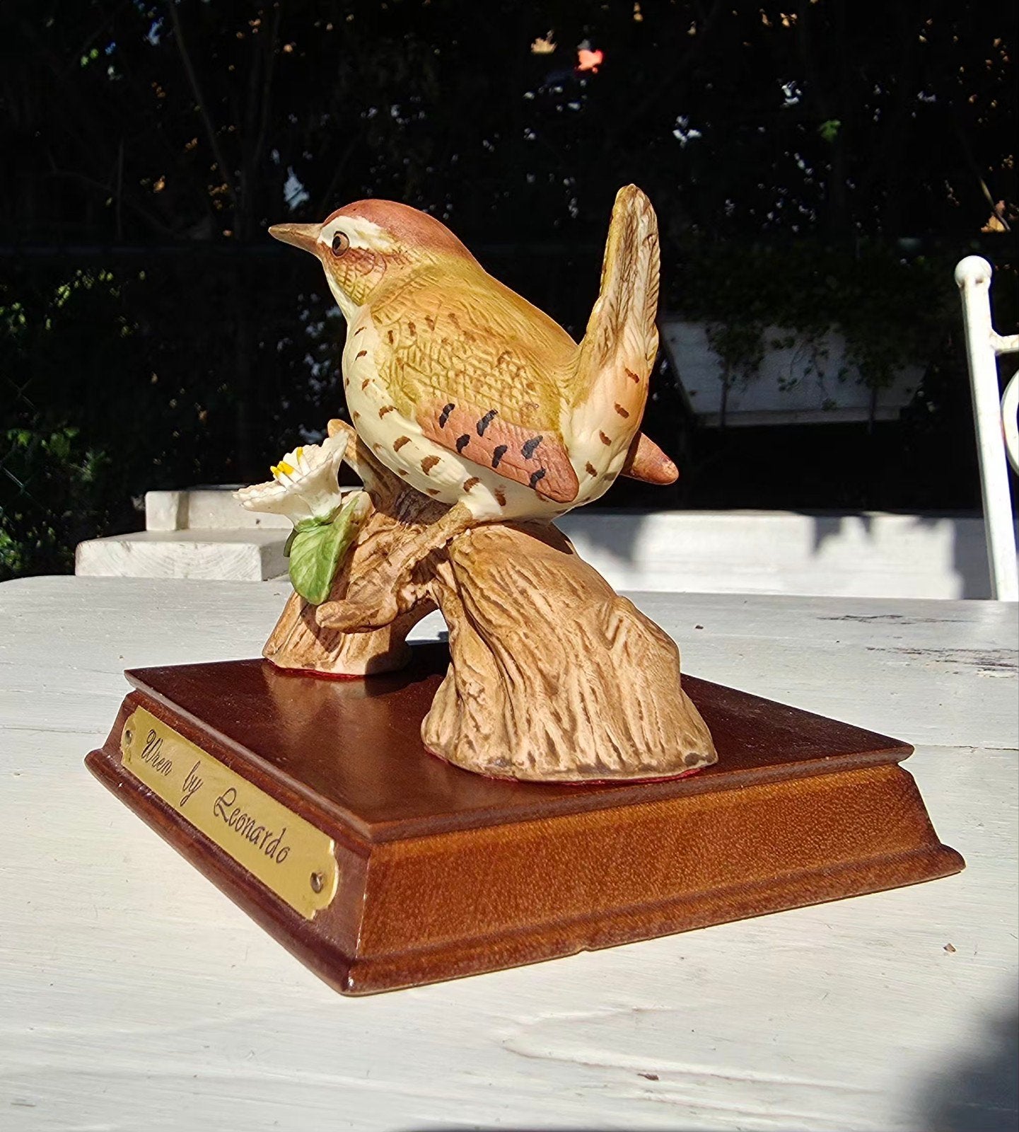 Vintage Winterkoninkje op houten console - HBD 10 cm, Vintage, Vintage, Ophalen of Verzenden, Zo goed als nieuw