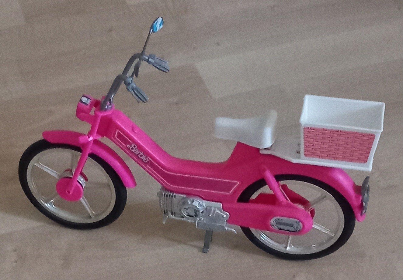 Barbie scooter met geluid uit jaren 80!, Verzamelen, Ophalen of Verzenden, Zo goed als nieuw, Fashion Doll