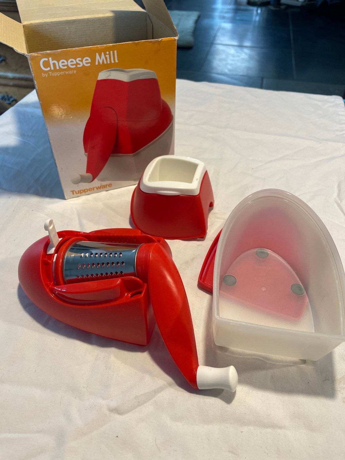 Tupperware Kaasmolen - Rood met doos, Huis en Inrichting, Keuken | Tupperware, Overige typen, Nieuw, Ophalen of Verzenden, Vaatwasserbestendig