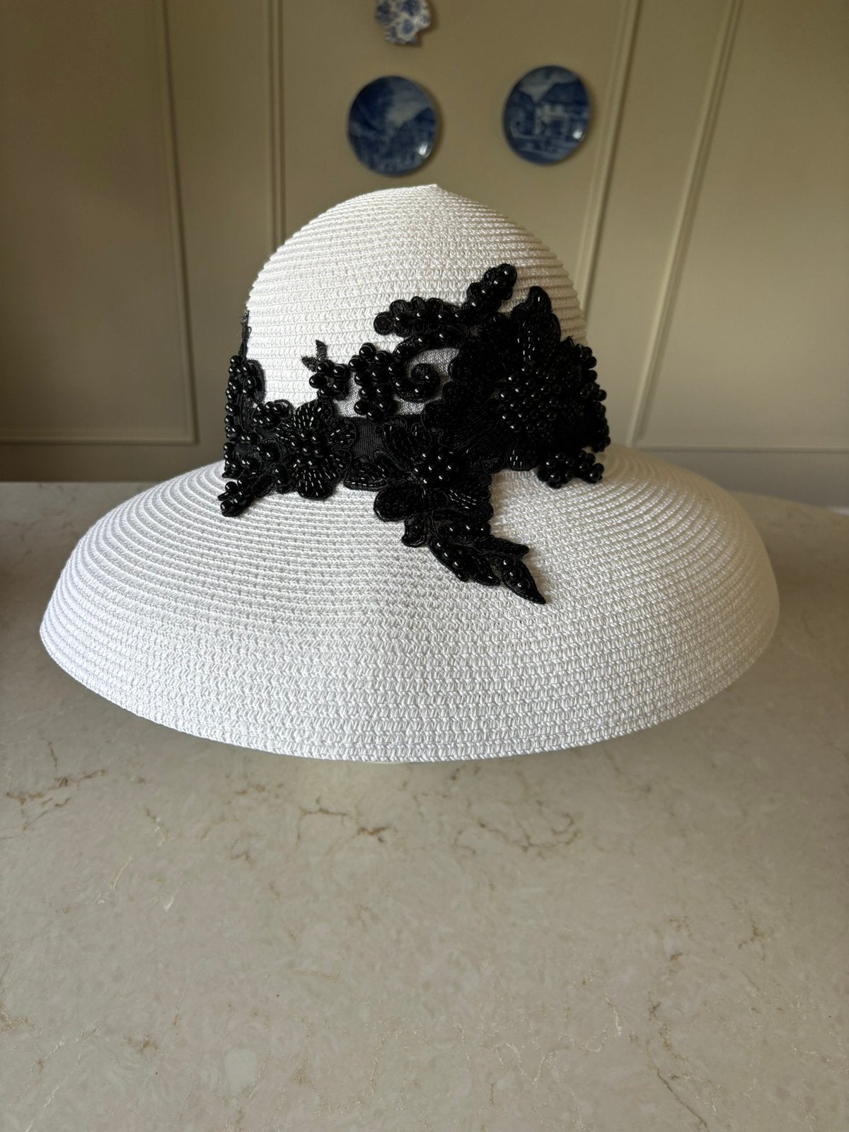 Witte Panama hoed met zwart kant en strass. Dameshoed, Ophalen of Verzenden, Nieuw, One size fits all