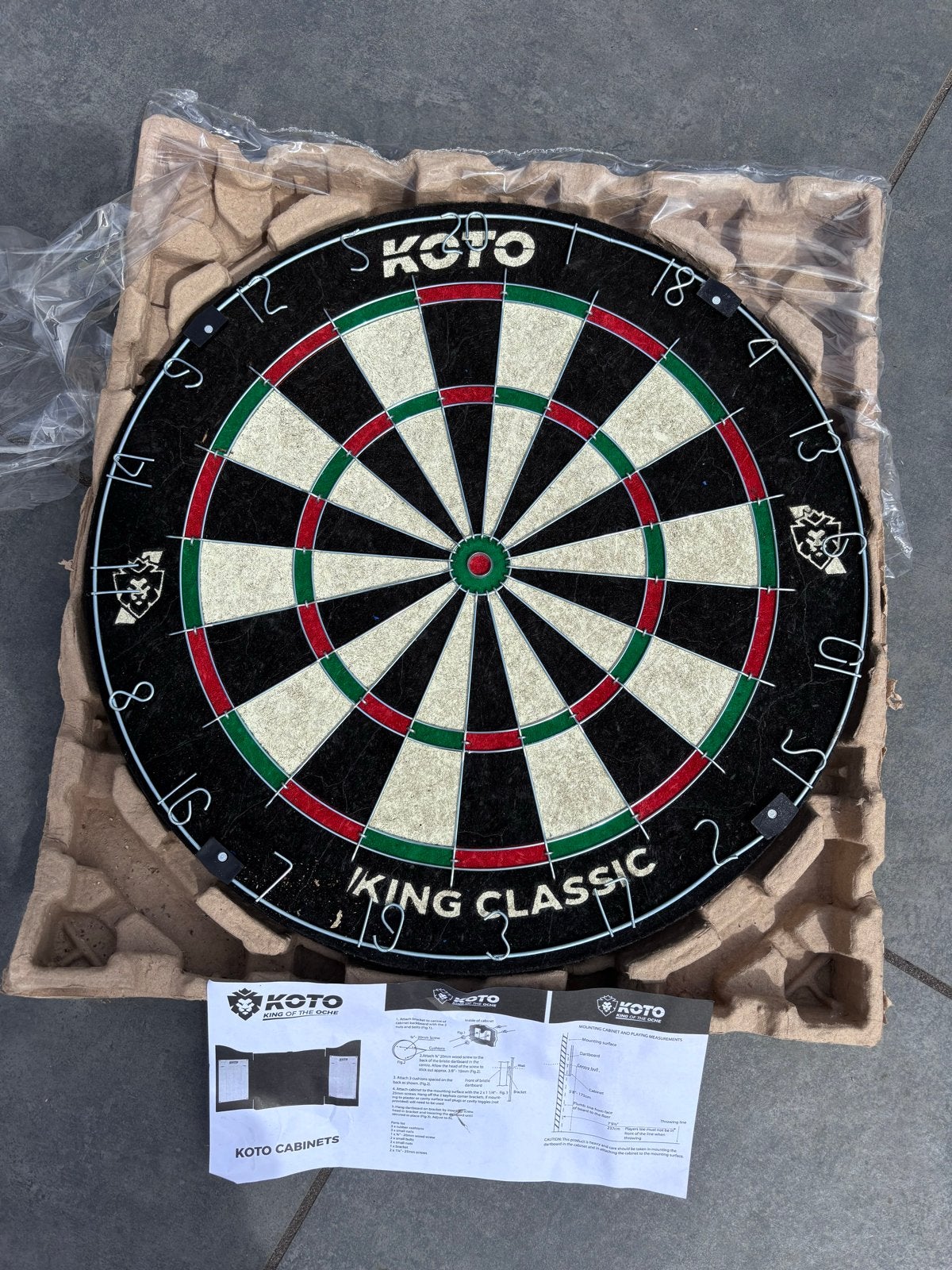 KOTO King Classic Dartbord - Nieuw in verpakking, Sport en Fitness, Darts, Ophalen, Nieuw, Dartbord