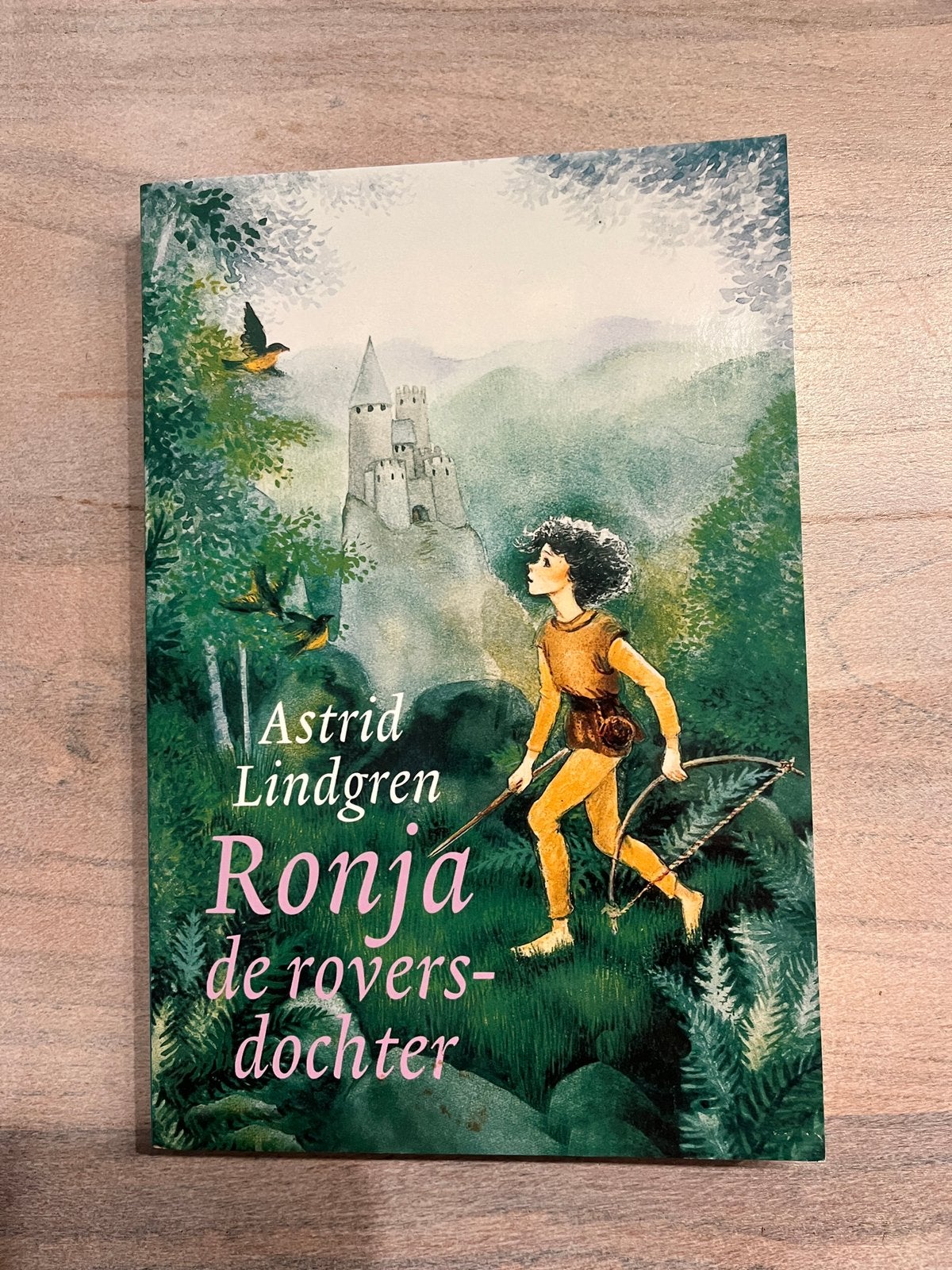 Boek “Ronja de rovers-dochter” van Astrid Lindgren, Ophalen of Verzenden, Gelezen