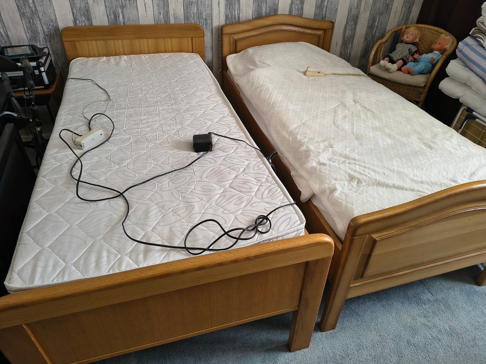 Twee verstelbare eenpersoonsbedden van hout, Ophalen, Verstelbaar, 90 cm, Eenpersoons