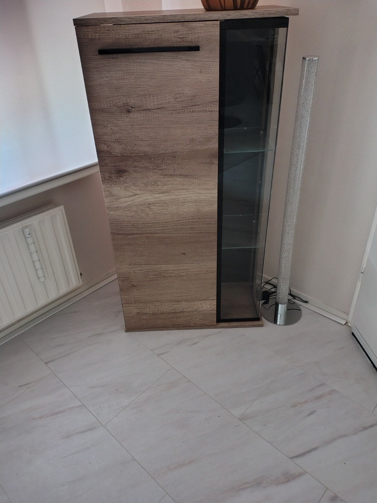 2 vitrinekasten / Displaykasten en een dressoir., Ophalen