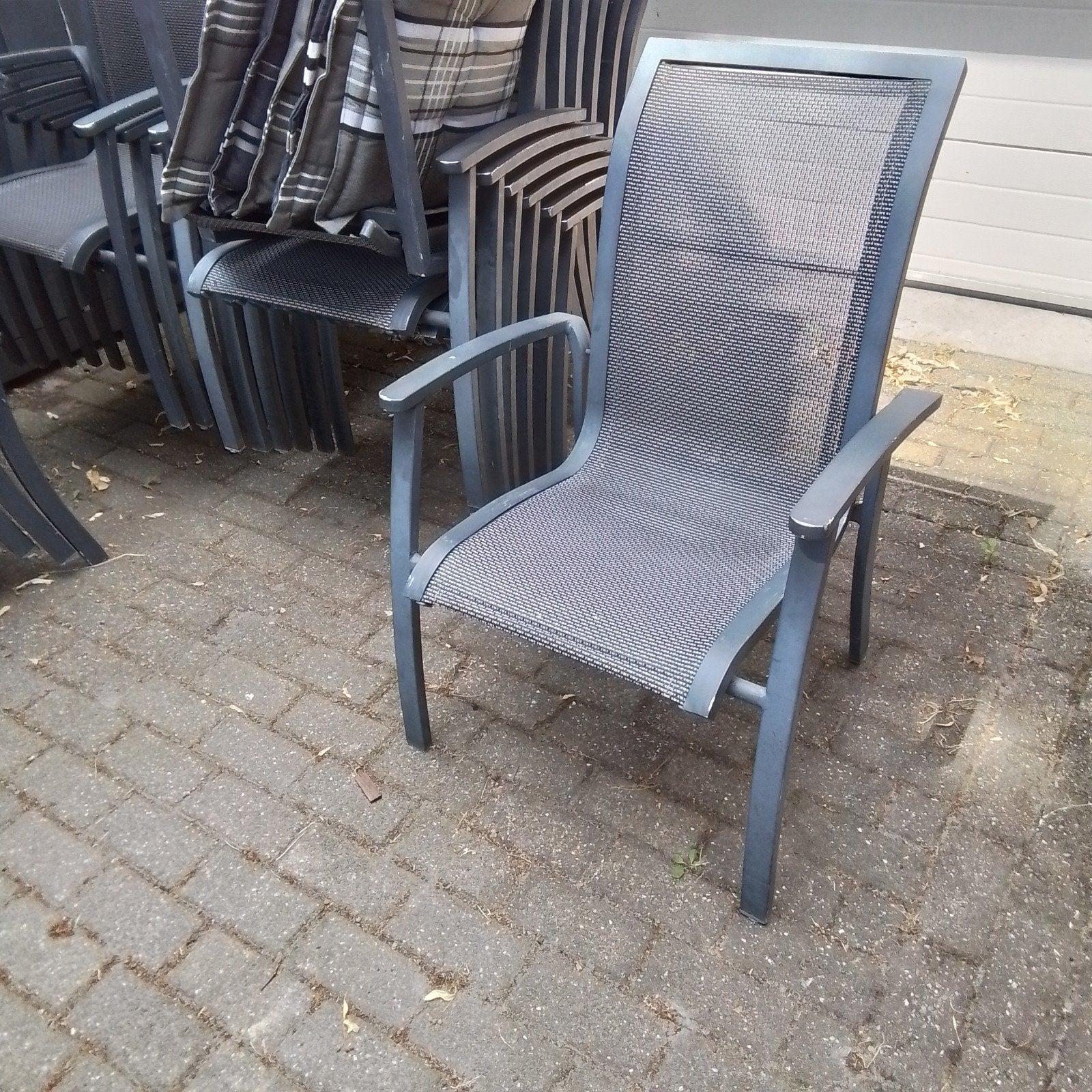 18 tuinstoelen met ijzeren frame en kussentjes bois Le duc, Ophalen, Gebruikt, Metaal, Stapelbaar
